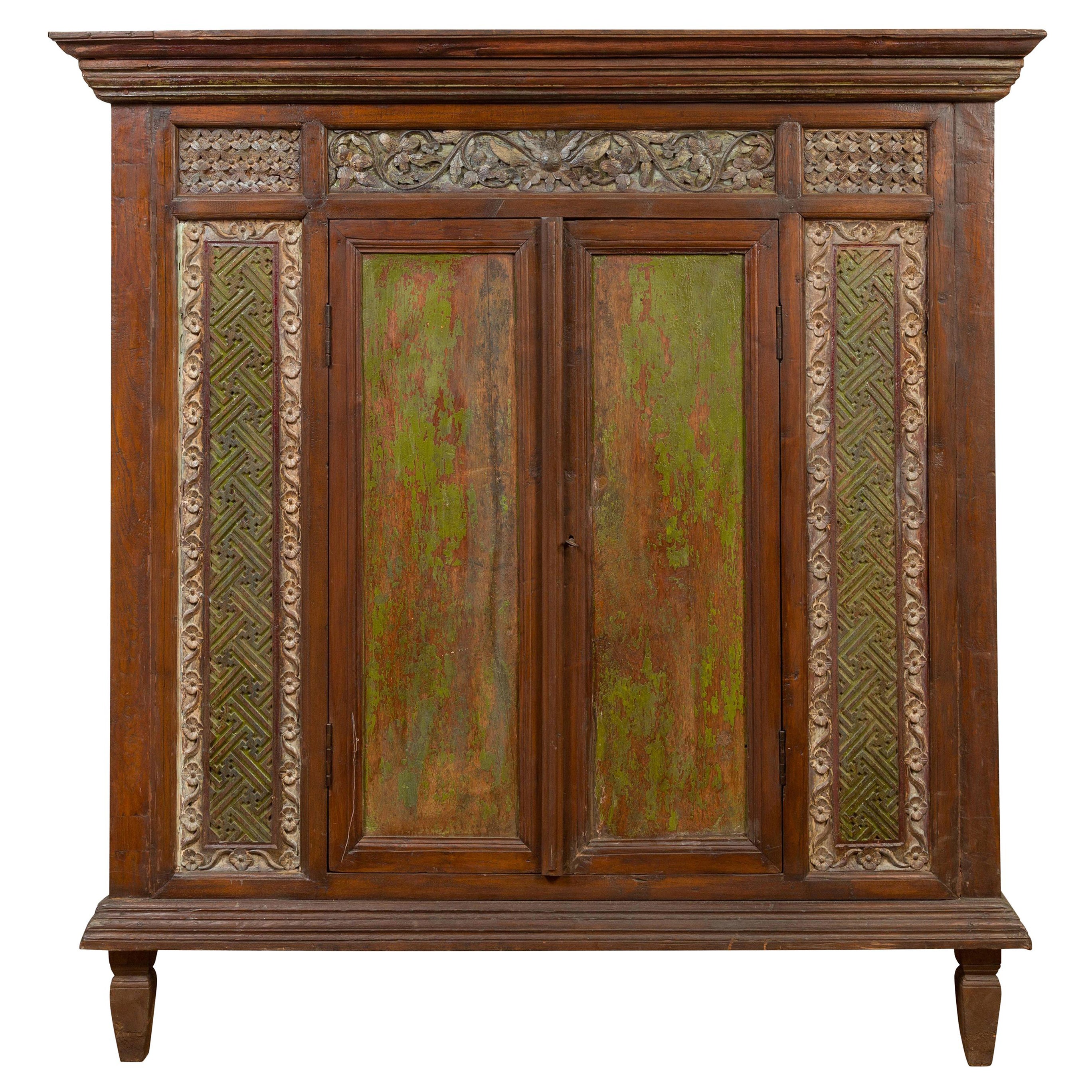 Großer Schrank aus dem 19. Jahrhundert mit geschnitzten Blumenmotiven und Verde-Finish im Used-Look