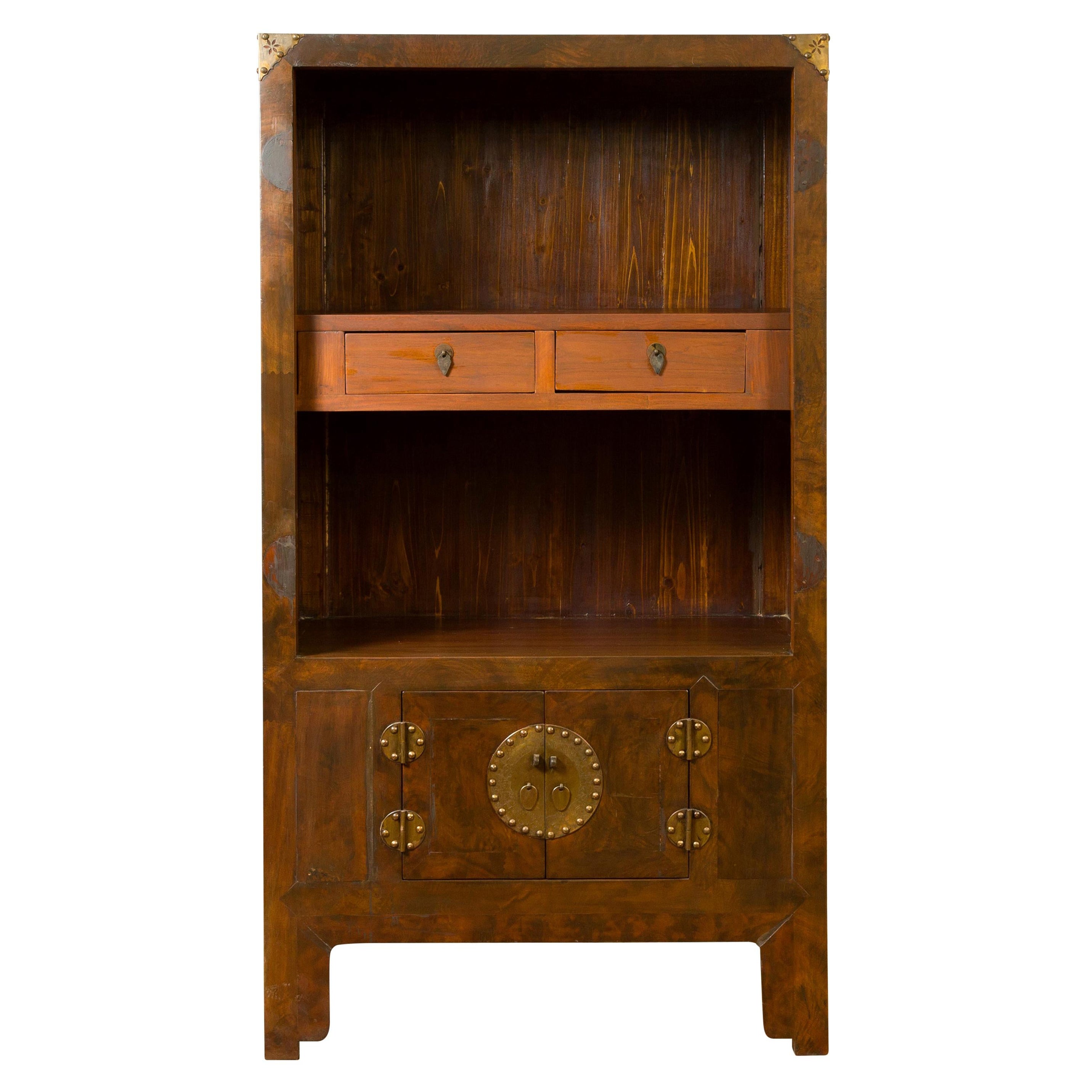 Librería de madera de olmo del siglo XIX con puertas, cajones y herrajes de latón