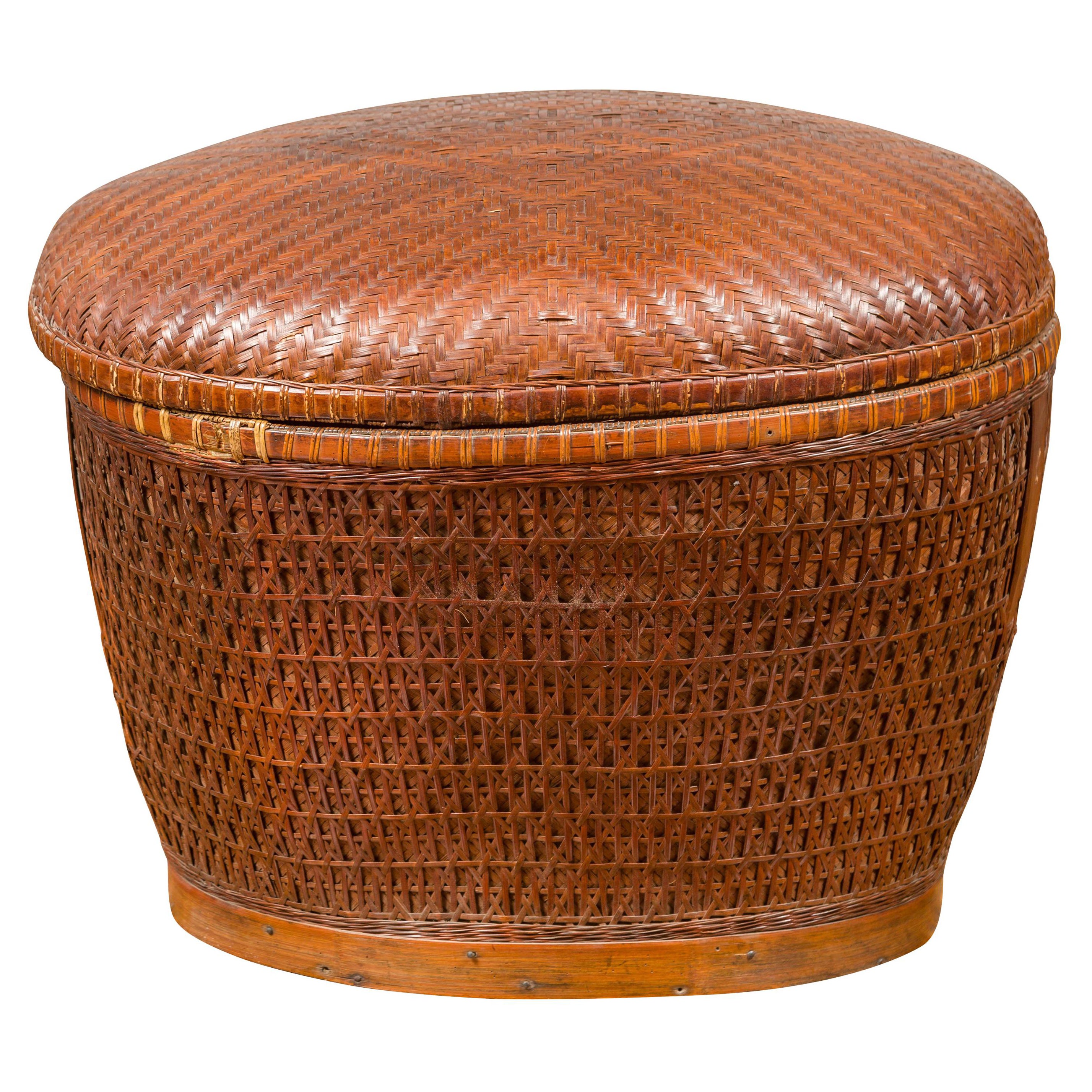 Panier ovale vintage en rotin tressé avec couvercle et motifs géométriques