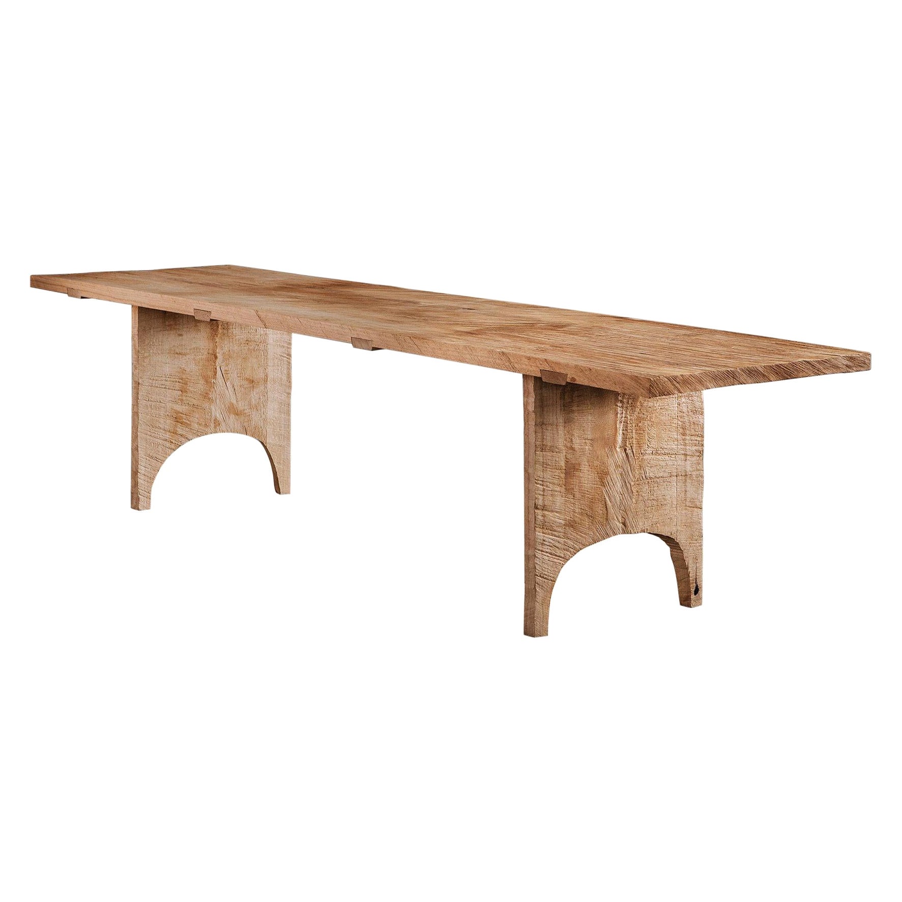 Mesa de comedor esculpida en madera maciza de roble