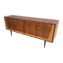 Aparador de cuatro puertas Sapelli de caoba y sicamoro, italiano, hacia 1960