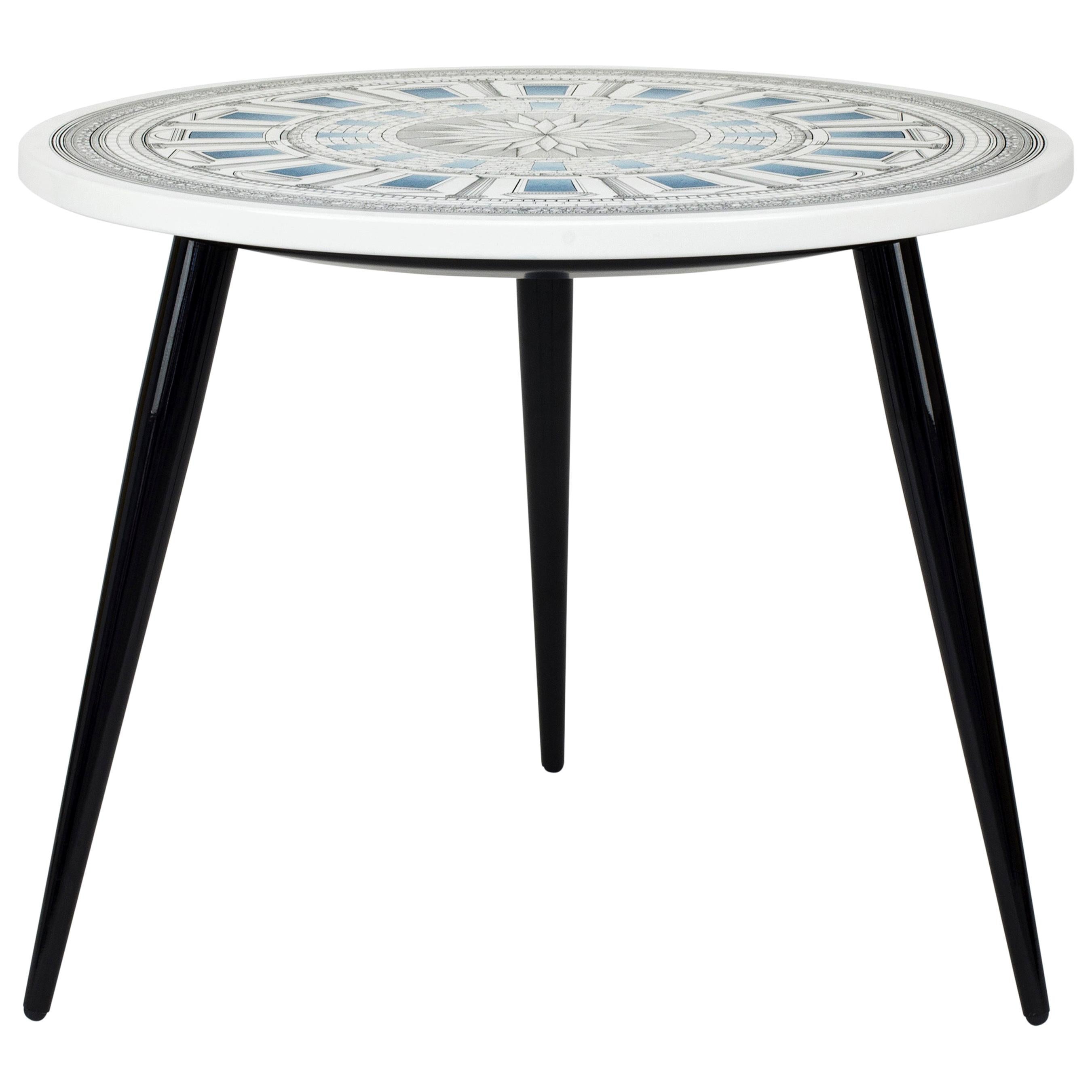 Top de table Fornasetti, motif architectural céleste cortile, pieds en bois en vente