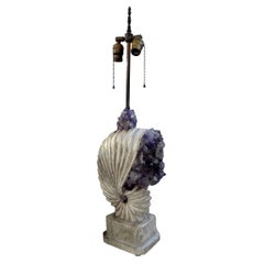 Lampada con conchiglia di Nautilus in pietra incrostata di cristalli di roccia ametista