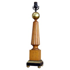 Lámpara de mesa estilo Biedermeier de madera de frutal tallada y dorada