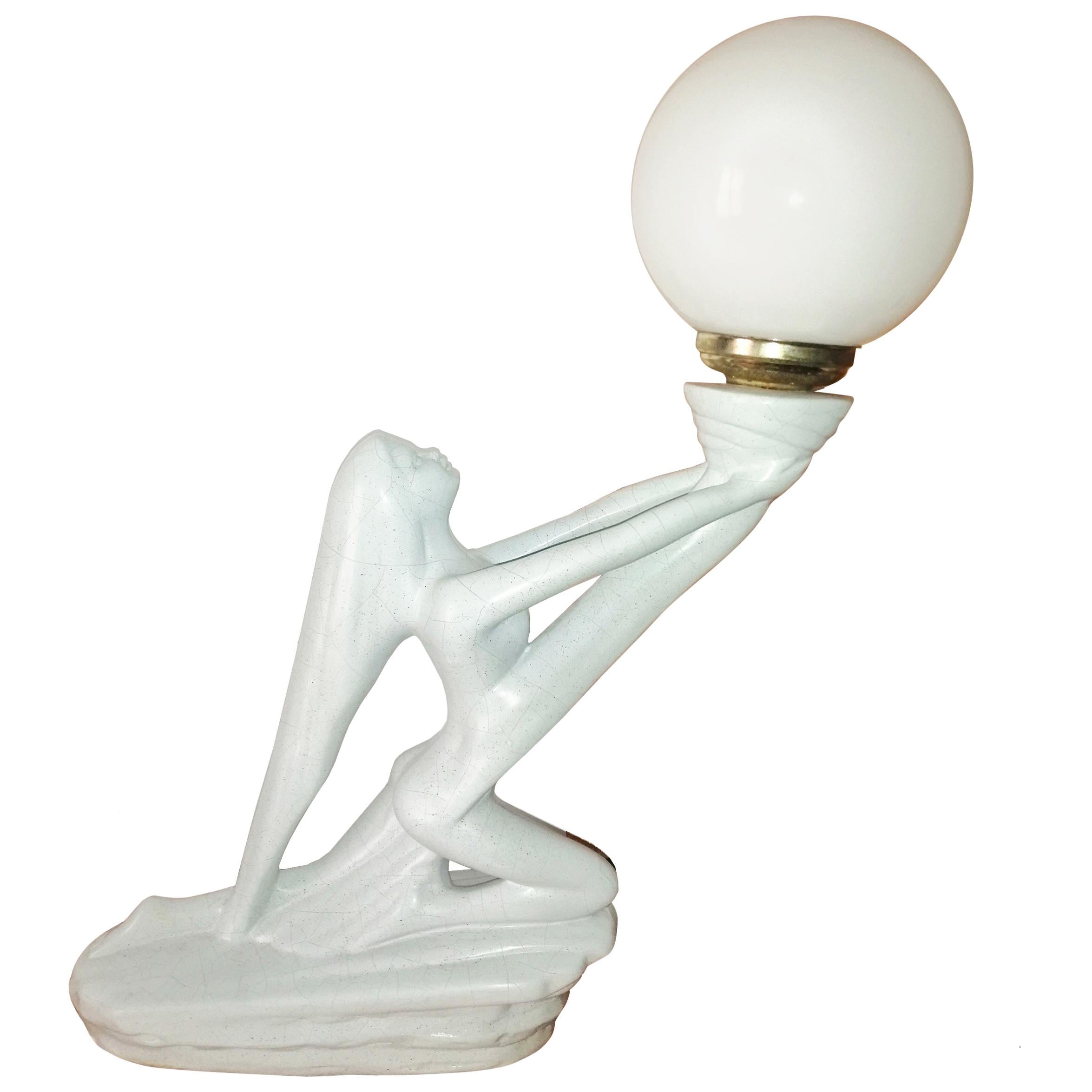 Art-Déco-Tischlampe in Form einer Dame aus Porzellan und Opalballon