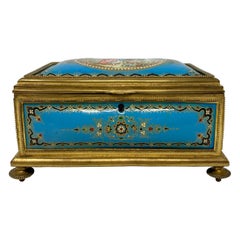 Boîte française ancienne en bronze doré et émaillé bleu