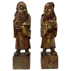 Paar antike chinesische geschnitzte Seifensteine aus dem 19. Jahrhundert mit antiken Figuren, 19. Jahrhundert
