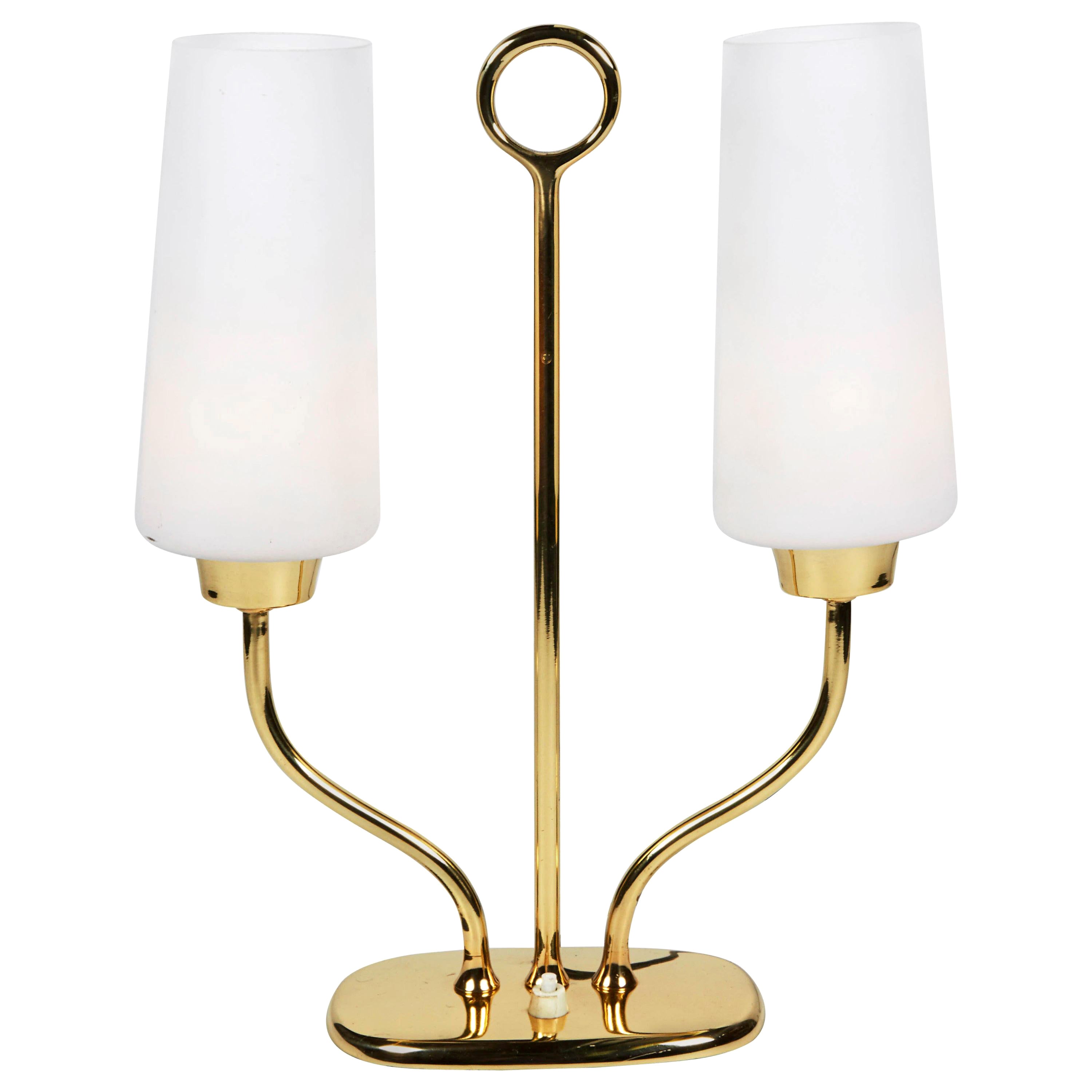lampe de table italienne des années 1950 en laiton et abat-jour en verre satiné Stilnovo Attr.