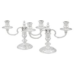 Candelabro o centro de mesa inglés de dos luces de plata de ley de estilo georgiano