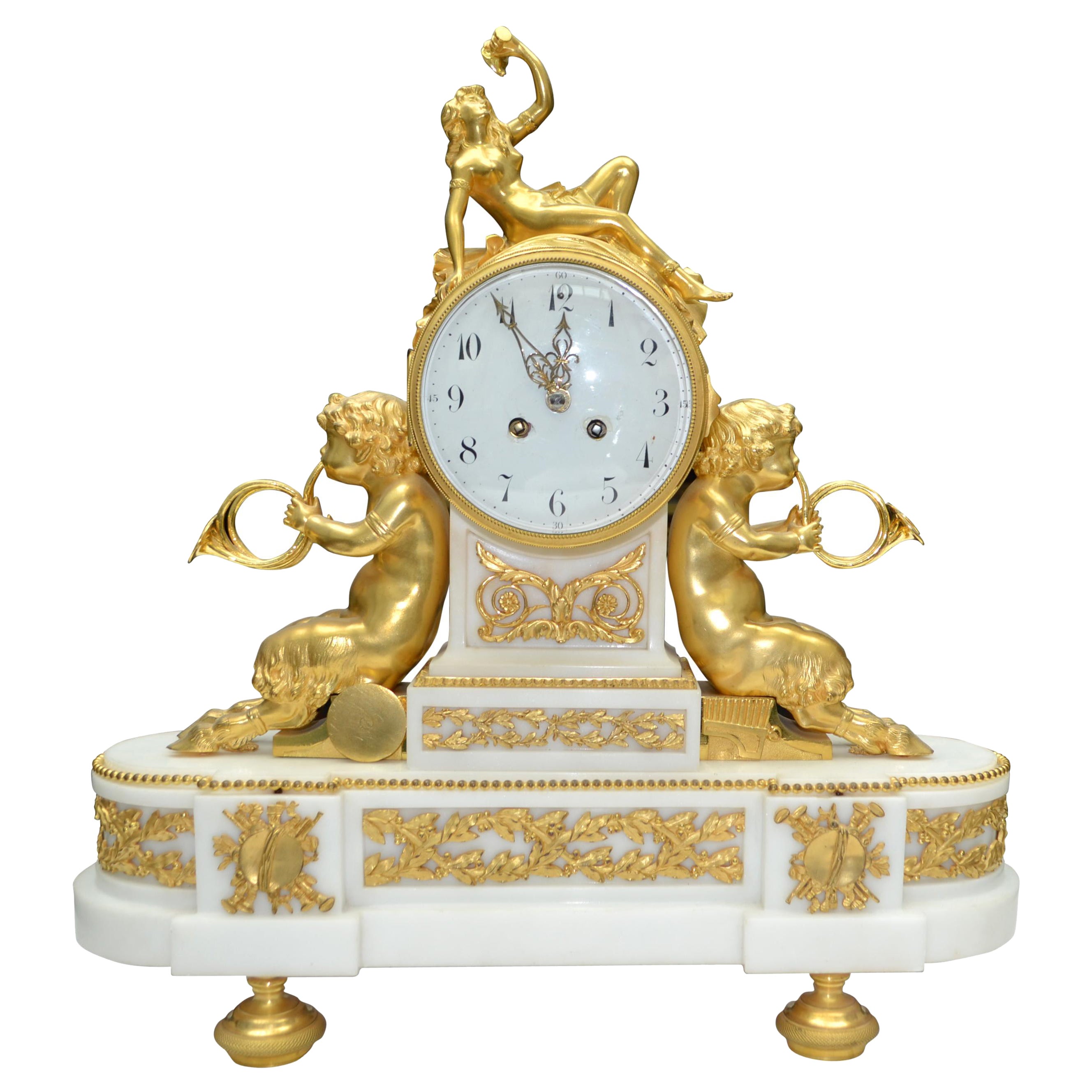 Uhr aus vergoldeter Bronze und weißem Marmor im Louis-XVI-Stil mit Bacchantin und Satyrn