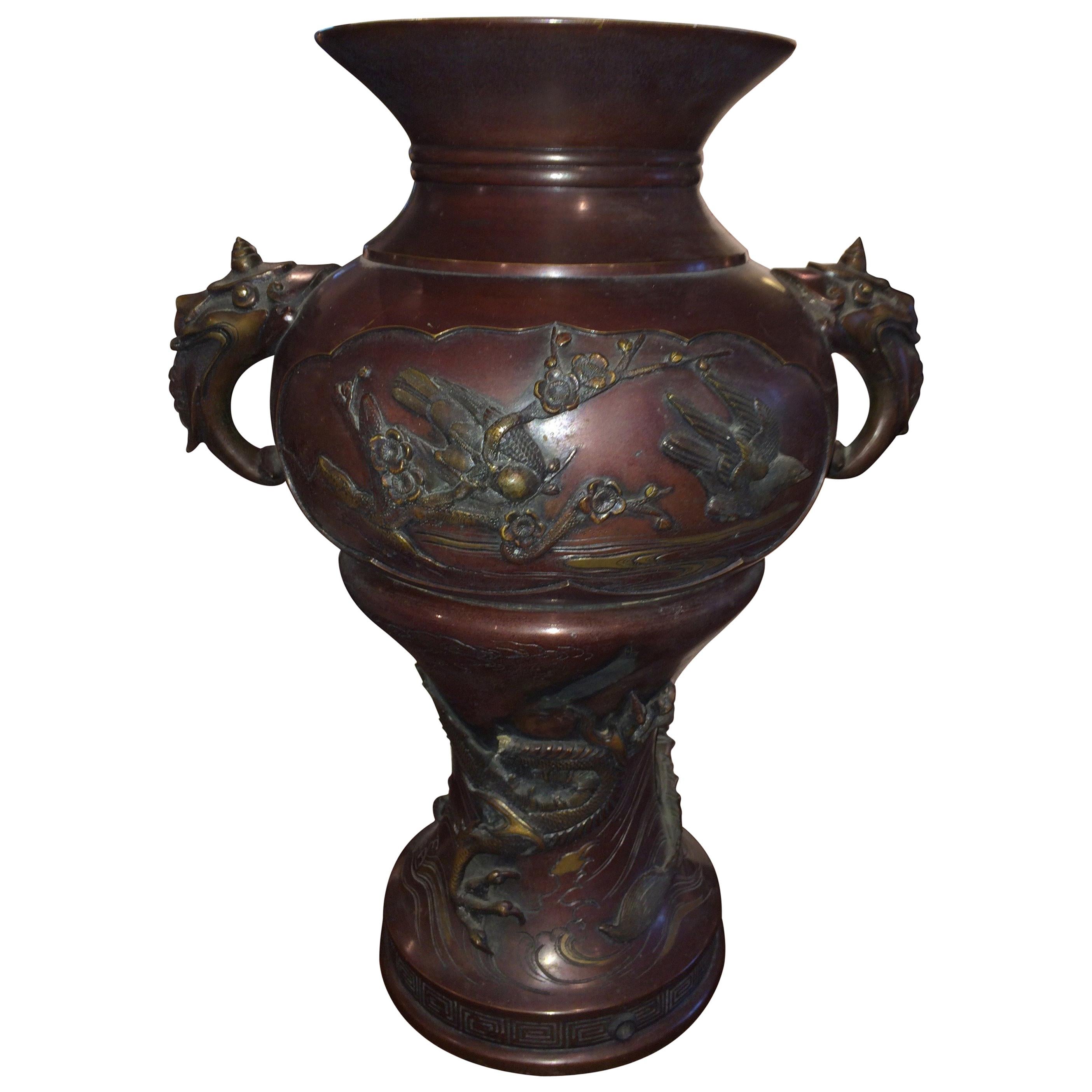 Grande urne à deux anses en bronze de la période Meiji avec décoration en vente