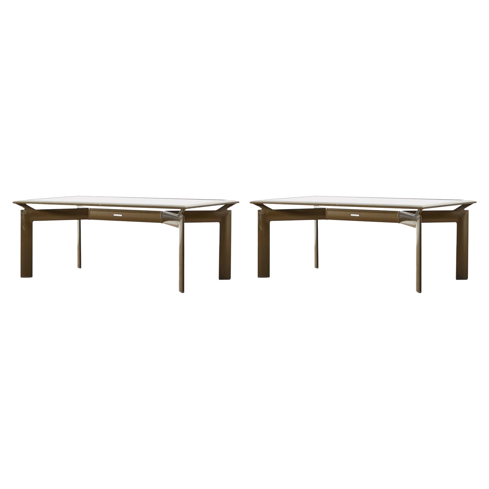 Paire de tables cocktails de patio en aluminium bronzé John Caldwell
