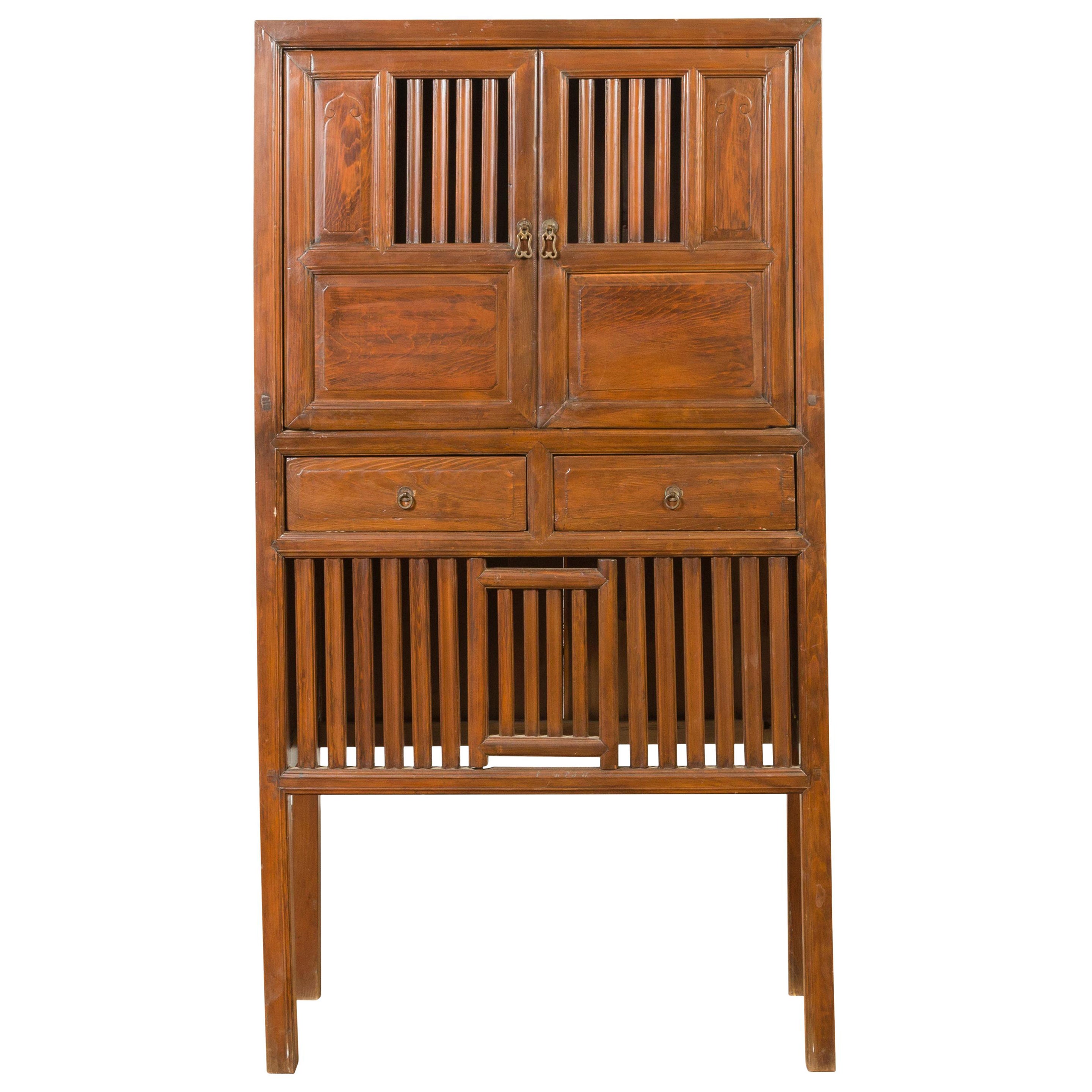 Vintage-Schrank mit Laubsägearbeiten-Design, Türen und Schubladen im Angebot