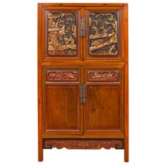 Cabinet de style Dynasty Ming avec des scènes de cour et de travail sculptées en doré
