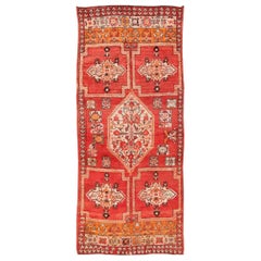 Grand tapis de galerie marocain vintage avec motif tribal en rouge, ivoire et orange