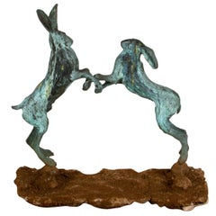 Sophie Ryder Sculpture de lièvres de boxe II en bronze