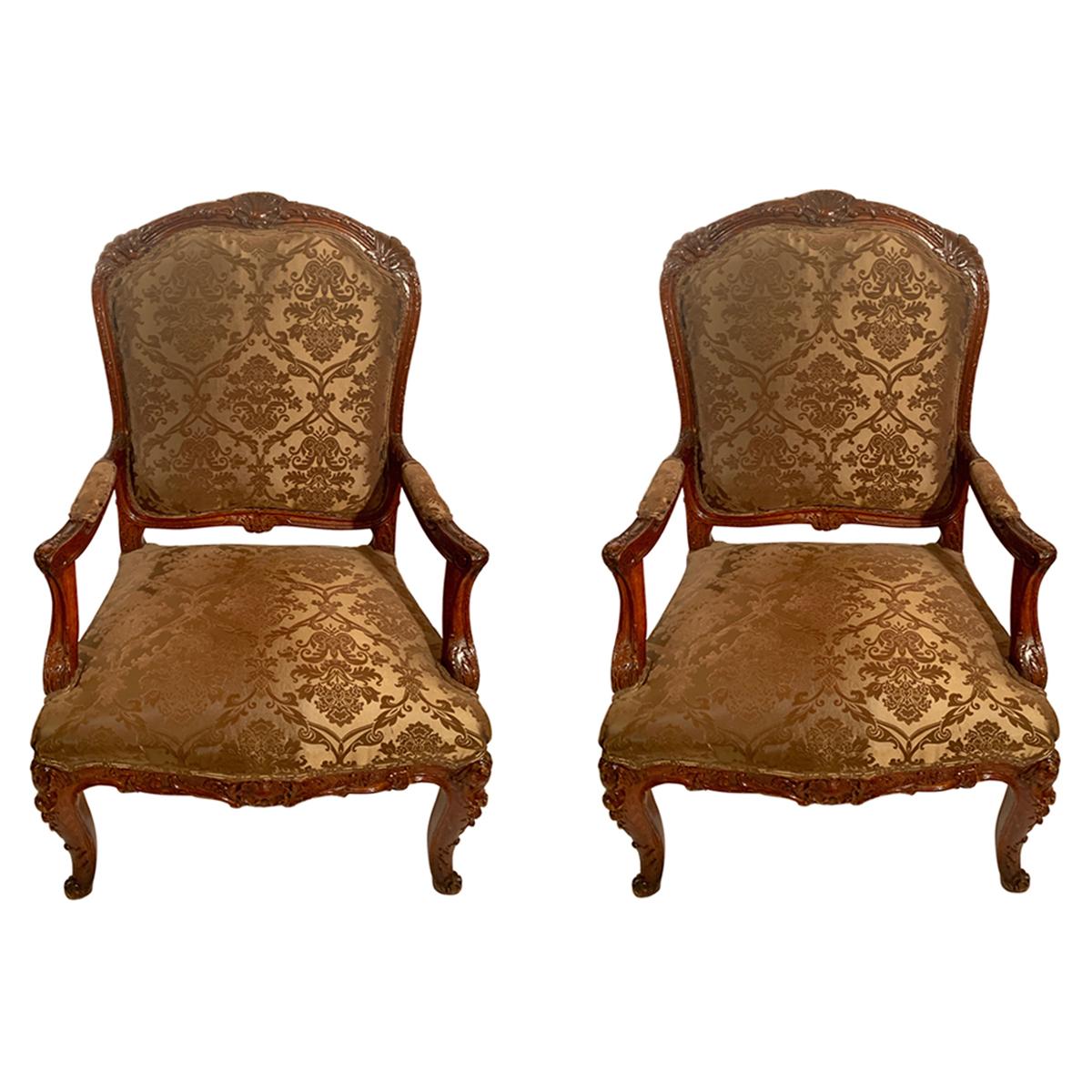 Paire de fauteuils français anciens de grande taille en vente