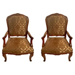 Paire de fauteuils français anciens de grande taille