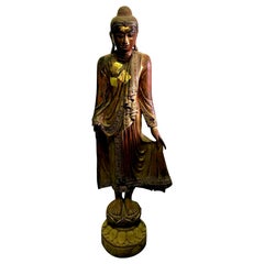 Grand Bouddha de temple sur pied en bois sculpté et doré:: début du XXe siècle