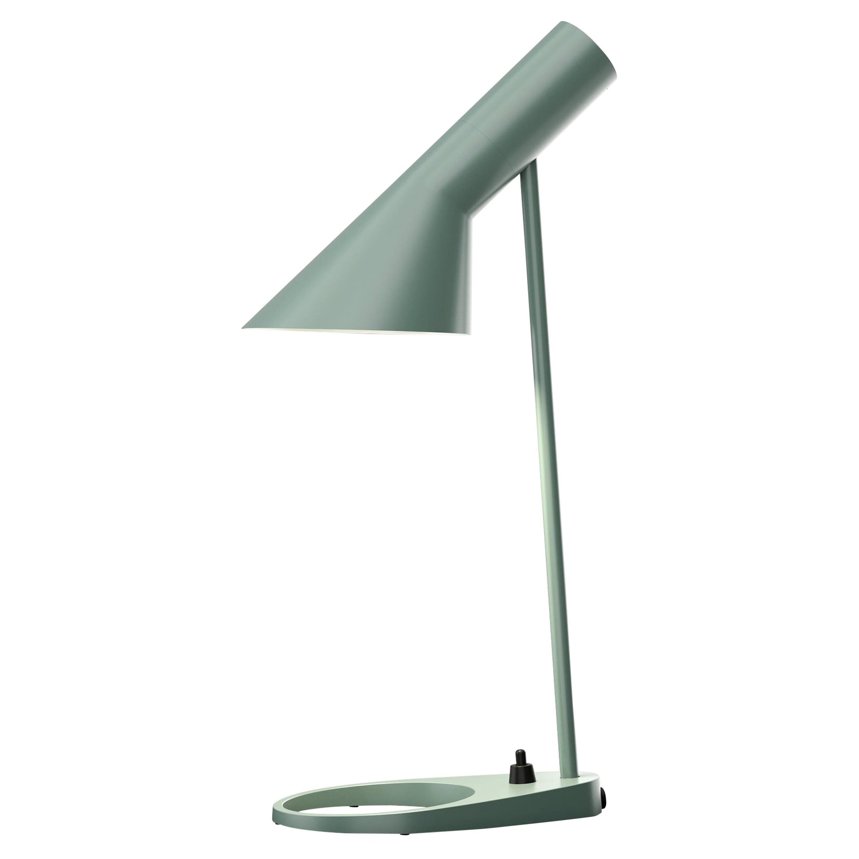 Lámpara de mesa 'AJ Mini' de Arne Jacobsen en petróleo pálido para Louis Poulsen