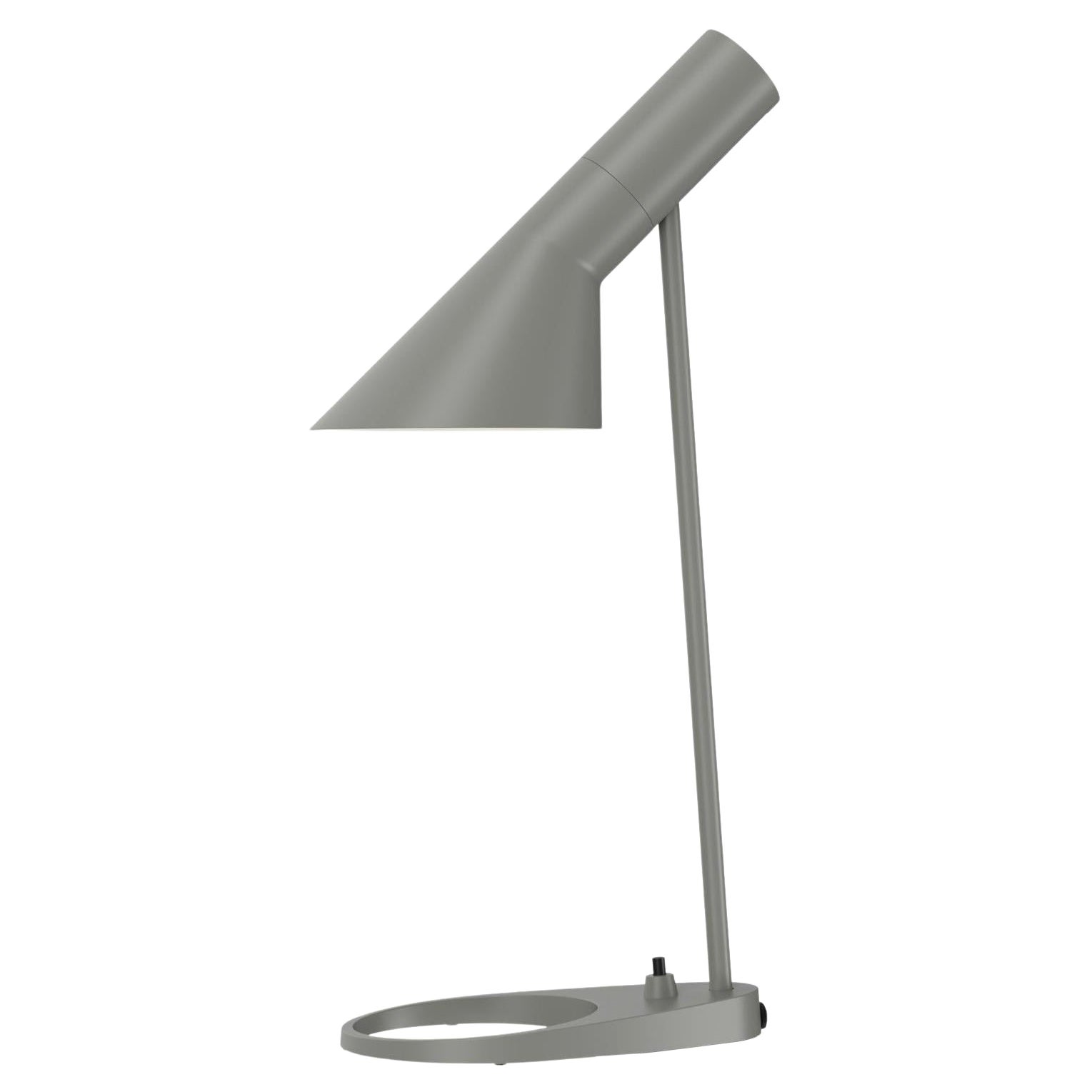 Lámpara de mesa 'Aj Mini' de Arne Jacobsen en gris cálido para Louis Poulsen