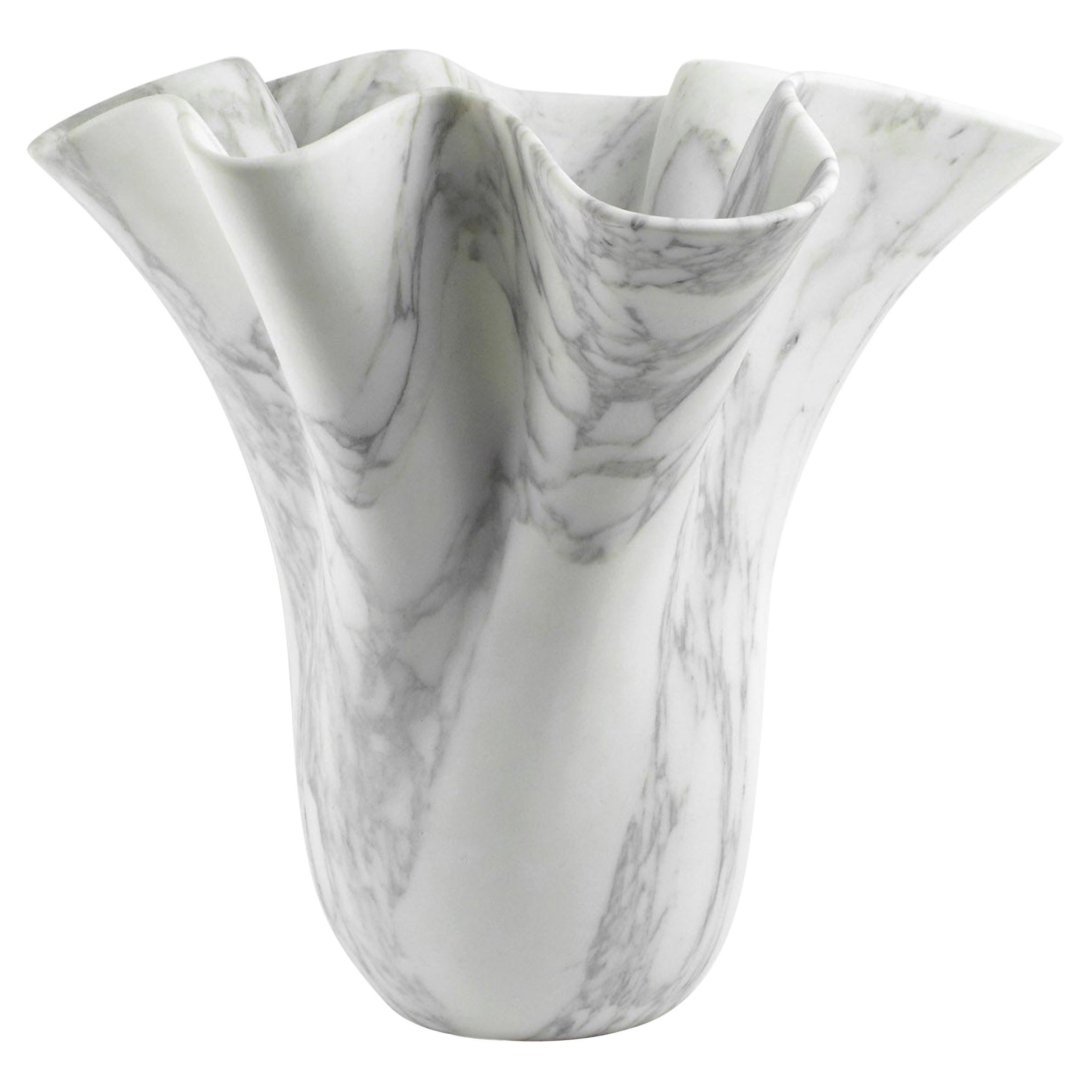 Vase décoratif sculpté en marbre blanc Arabescato, fabriqué à la main, Italie en vente