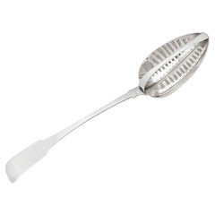Cuchara para colar salsa irlandesa georgiana de plata de ley con dibujo de violín
