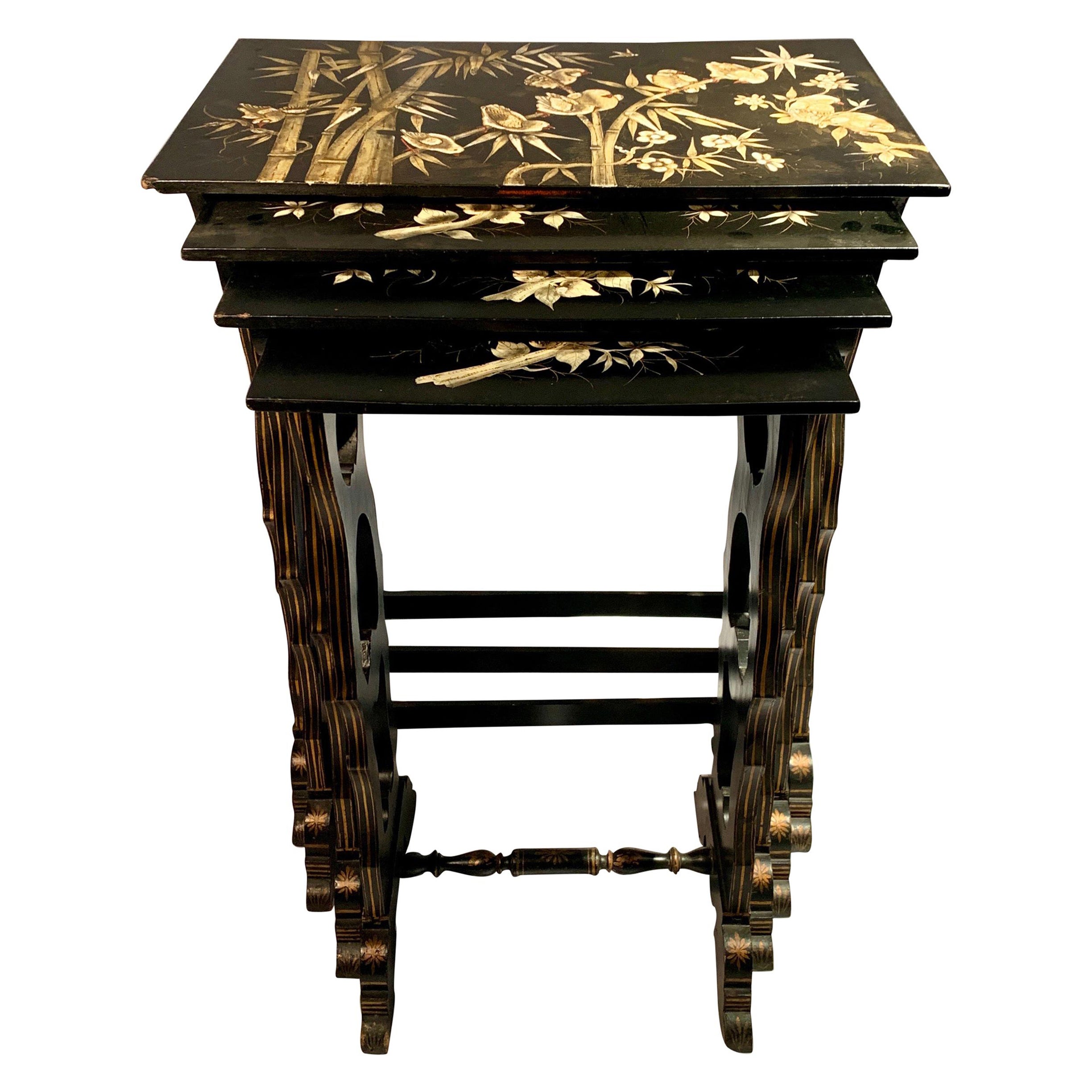 Antikes Nest lackierter Tische im Chinoiserie-Stil