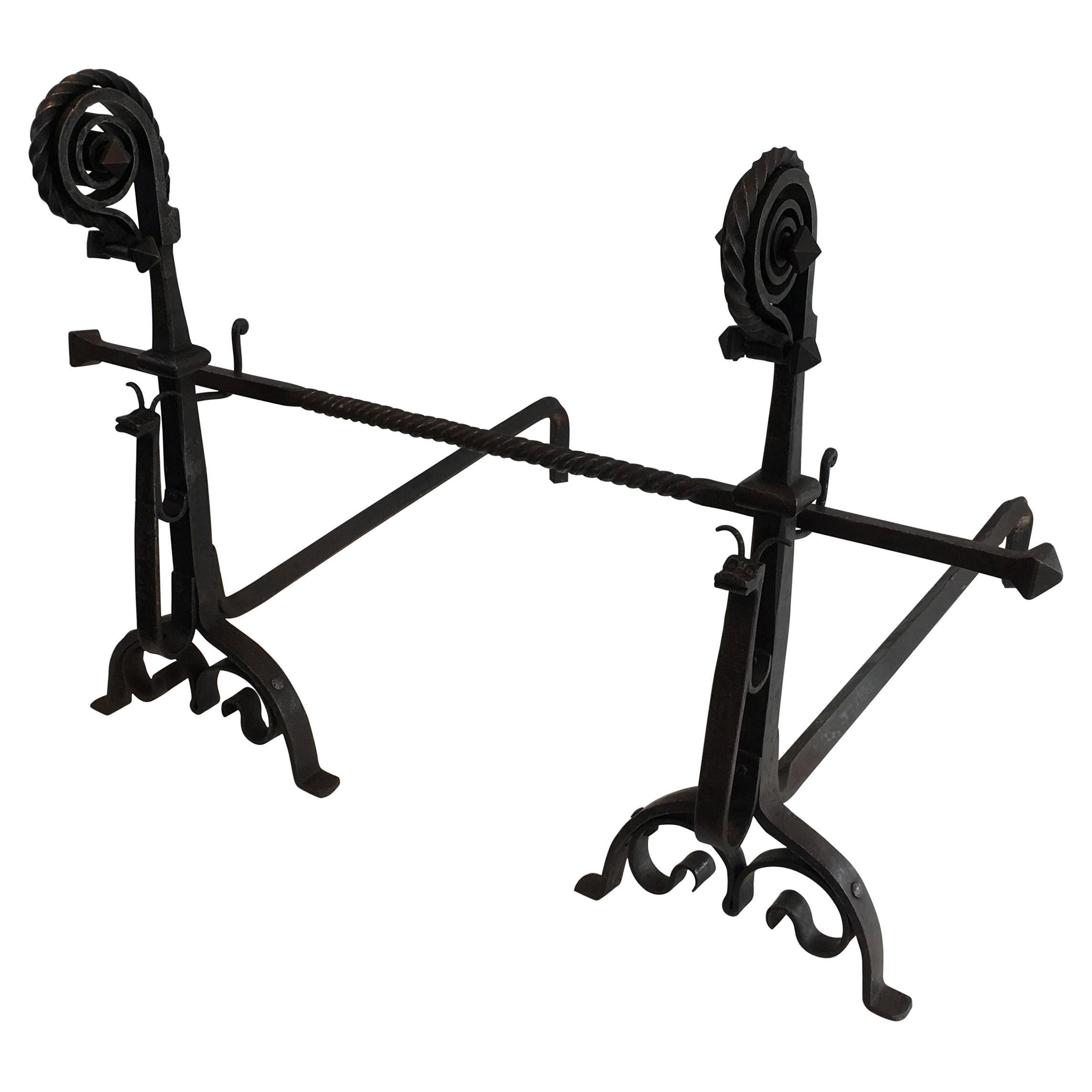 Paar gehämmerte und schmiedeeiserne Schnecken-Andirons im Stil von Schenck