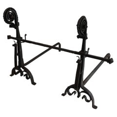 Paar gehämmerte und schmiedeeiserne Schnecken-Andirons im Stil von Schenck