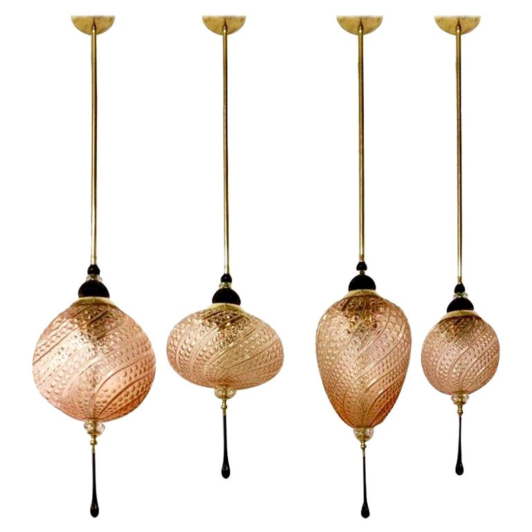 Ensemble de 4 lampes pendantes en verre de Murano:: en laiton:: de fabrication italienne:: sur mesure:: en noir & et en cristal rose en vente