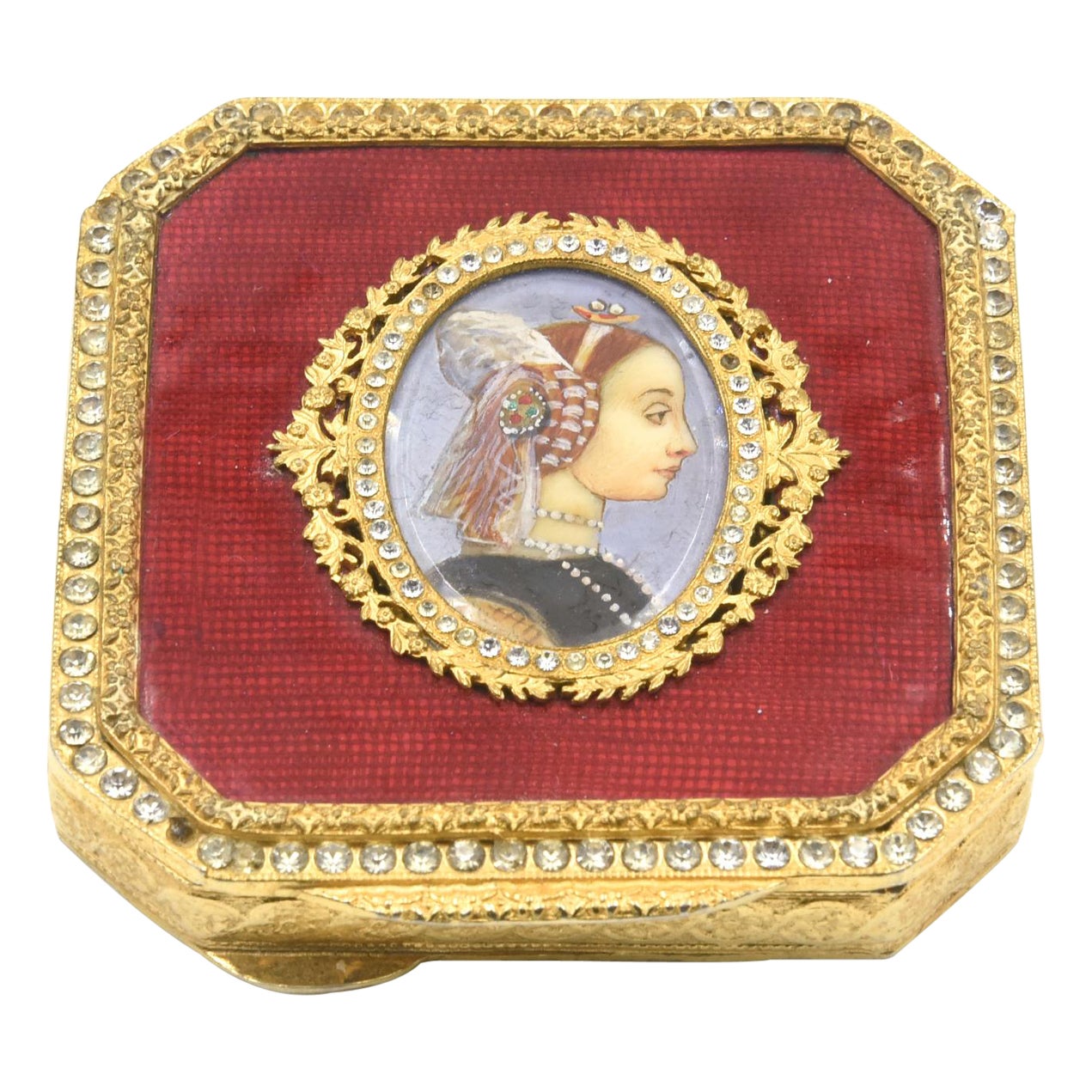 Polvera o pastillero compacto con esmalte guilloché rojo y dorado Retrato de dama de época