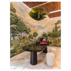Table de salle à manger Nenuphar en laque vert nuageux de Laura Gonzalez