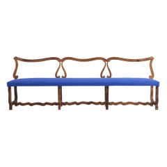 Banc en noyer espagnol et tapisserie en Dedar bleu