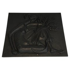 Plaque de cheminée en fonte moderniste représentant une femme nue stylisée signée Quellier