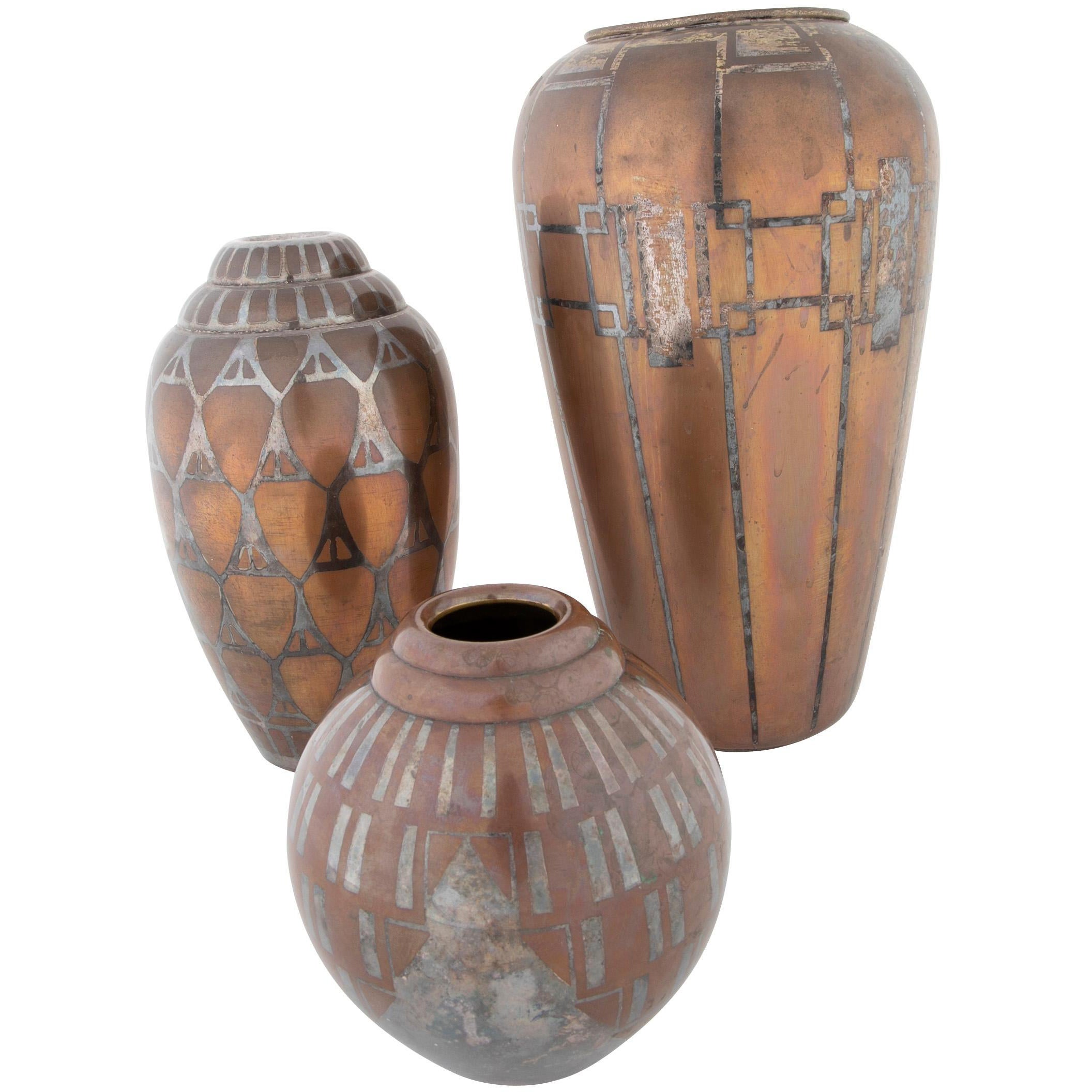 Groupe de trois vases Dinanderie en cuivre de Christofle et Luc Lanel en vente