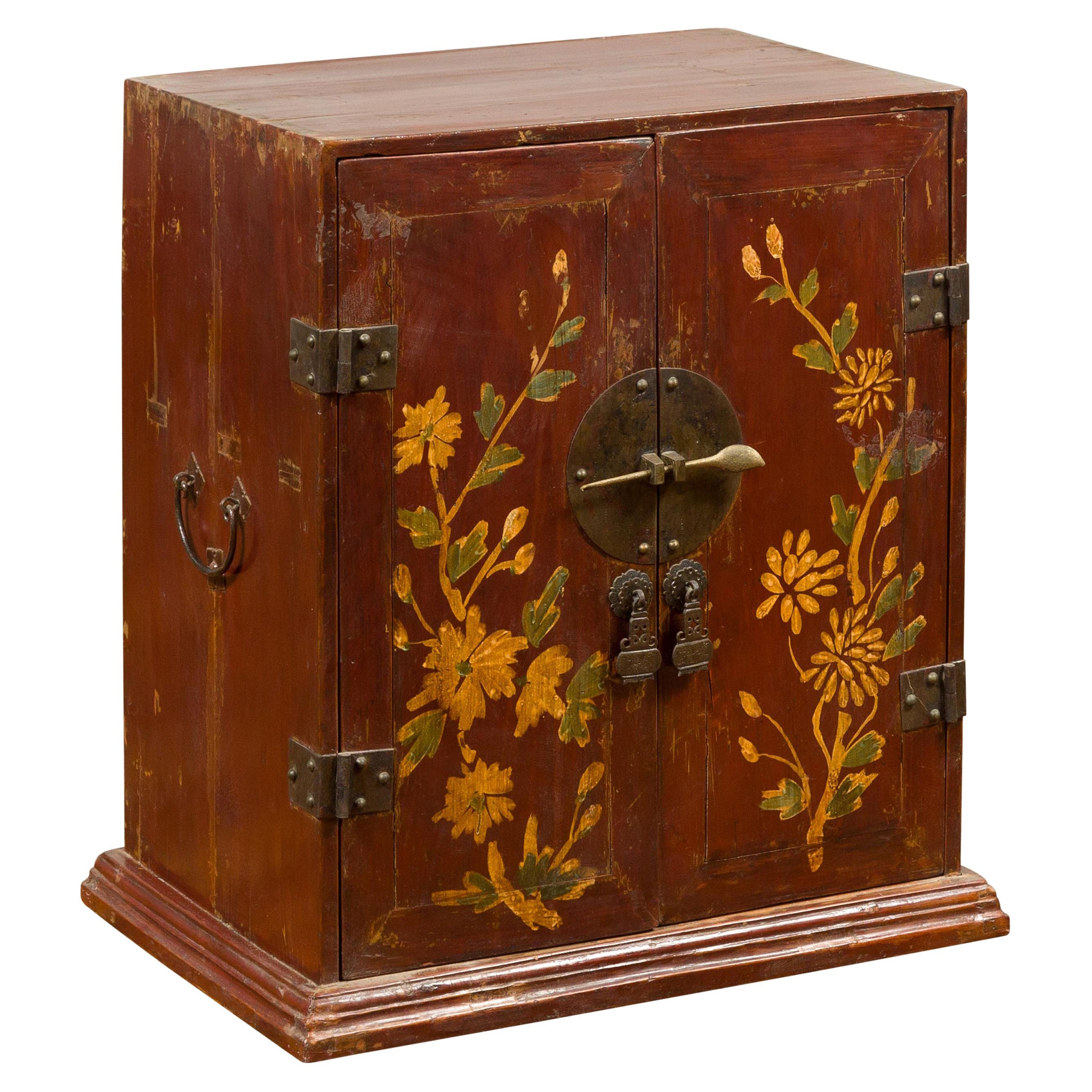 Qing Dynasty 19. Jahrhundert Beistellschrank mit gemaltem Blumendekor