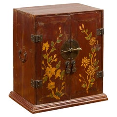 Qing Dynasty 19. Jahrhundert Beistellschrank mit gemaltem Blumendekor