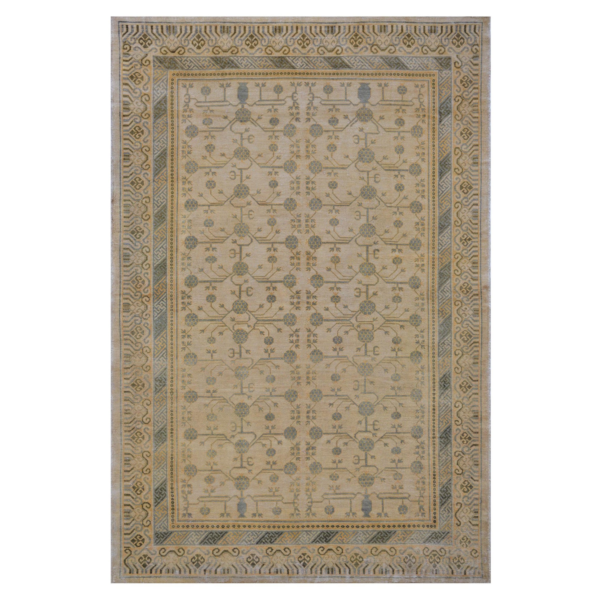 Handgewebter Khotan-Teppich aus reiner Seide in Beige und grünem Granatapfelgrün
