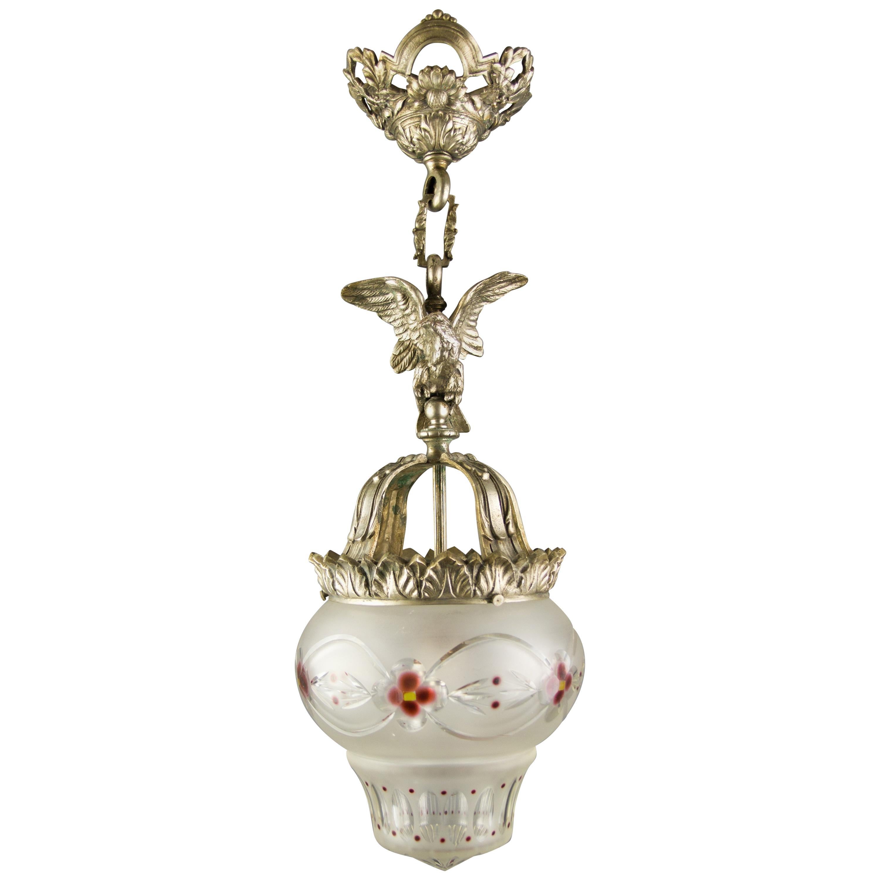 Lampe à suspension de style néoclassique français en bronze et verre dépoli avec aigle