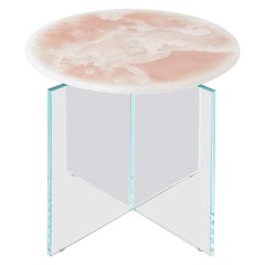 Petite table d'appoint ronde Beside Myself de Claste en marbre onyx rose et base en verre