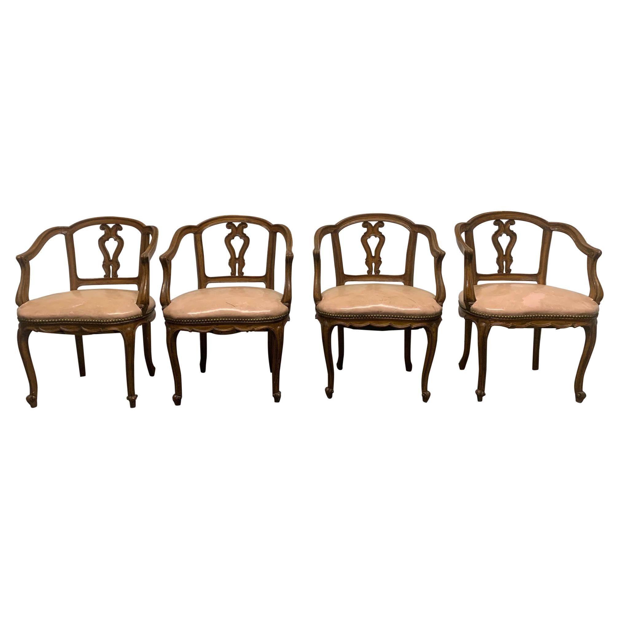 Ensemble de quatre chaises de salle à manger en noyer ancien en vente