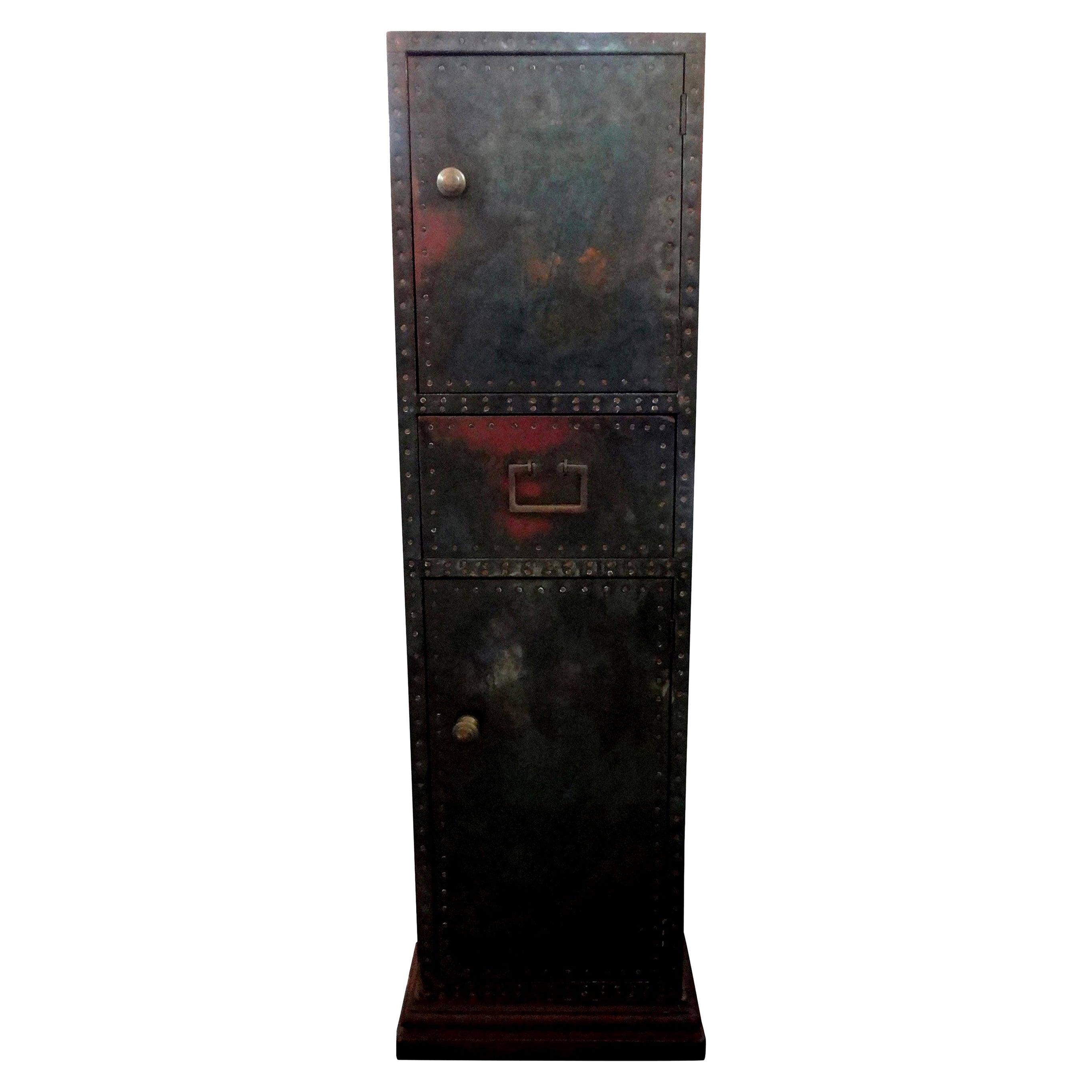 Armario de pedestal Sarreid de latón con detalle de cabeza de clavo