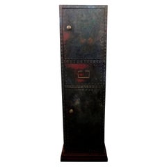 Armario de pedestal Sarreid de latón con detalle de cabeza de clavo