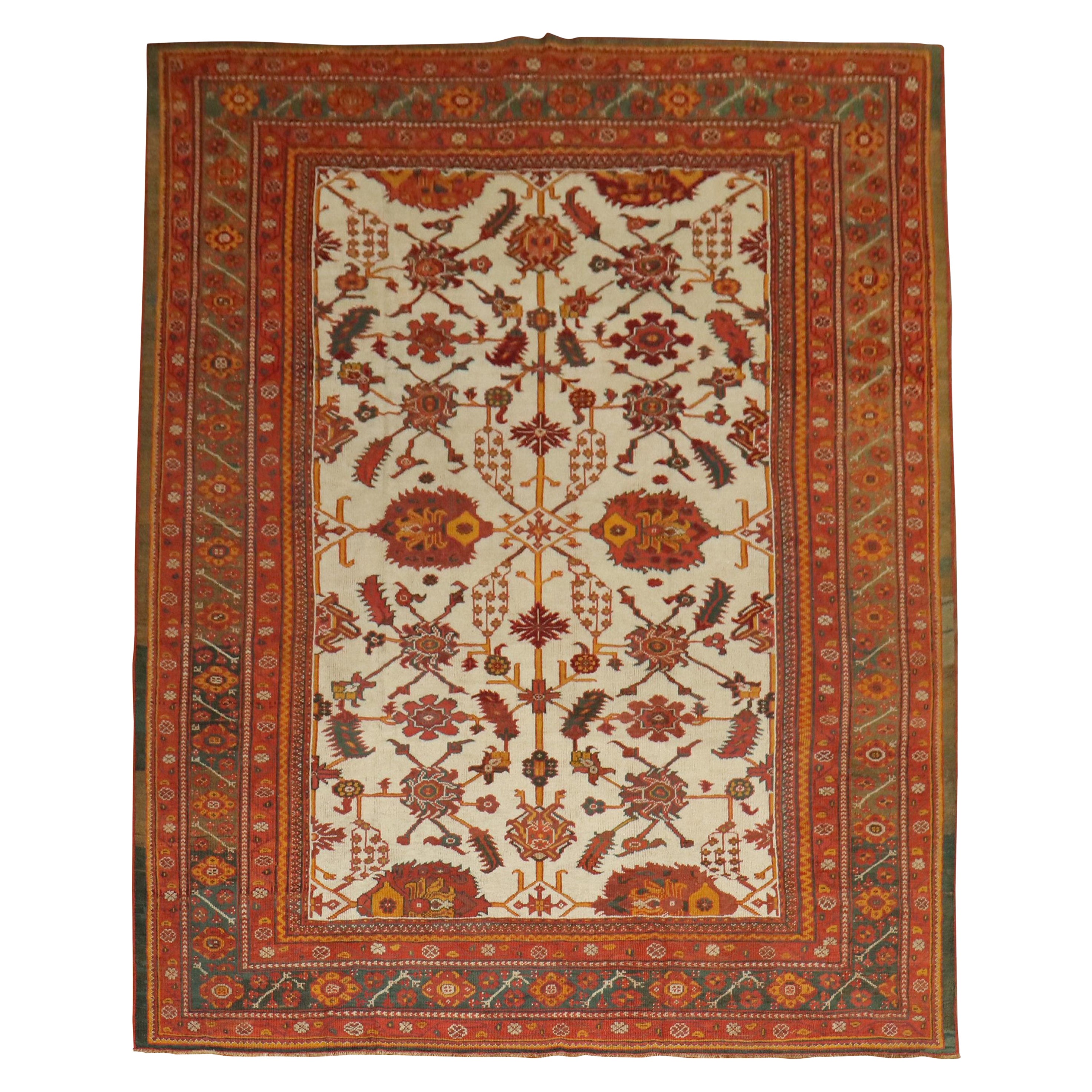 Colección Zabihi Alfombra Oushak Turca Antigua Campo Marfil en venta