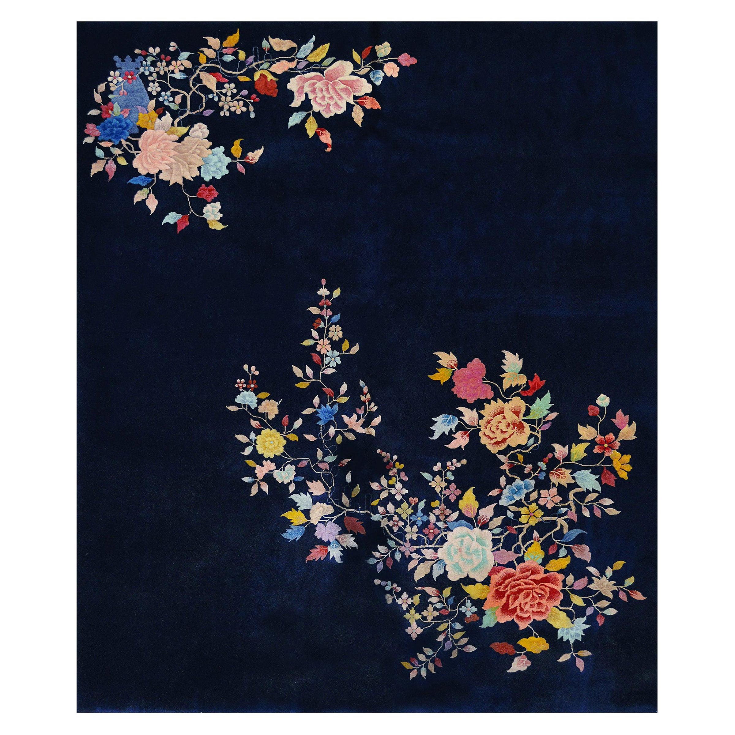 Alfombra china floral tejida a mano a principios del siglo XX en venta