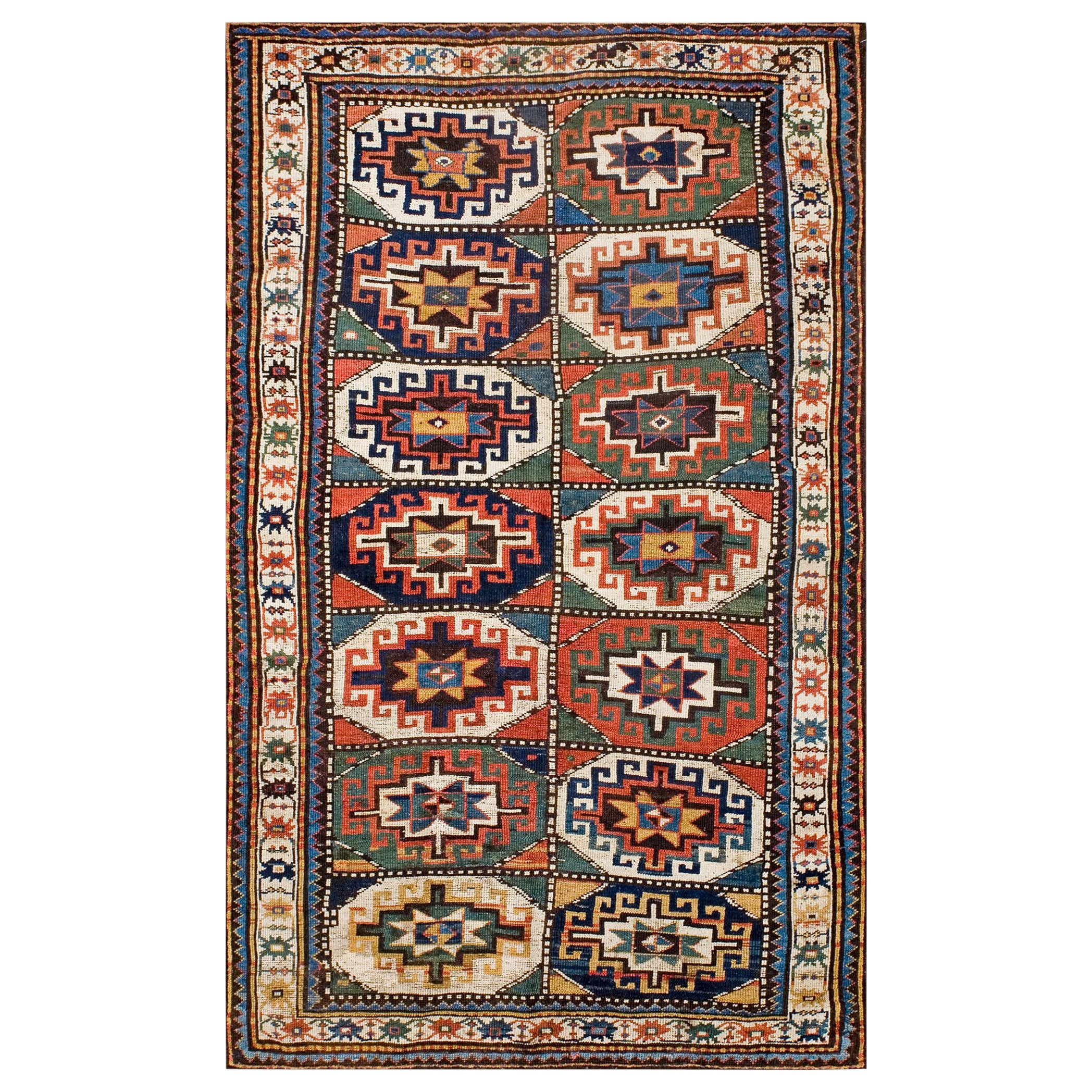 Kaukasischer Kasachischer Teppich des 19. Jahrhunderts ( 4'6" x 7' - 137 x 213)  im Angebot