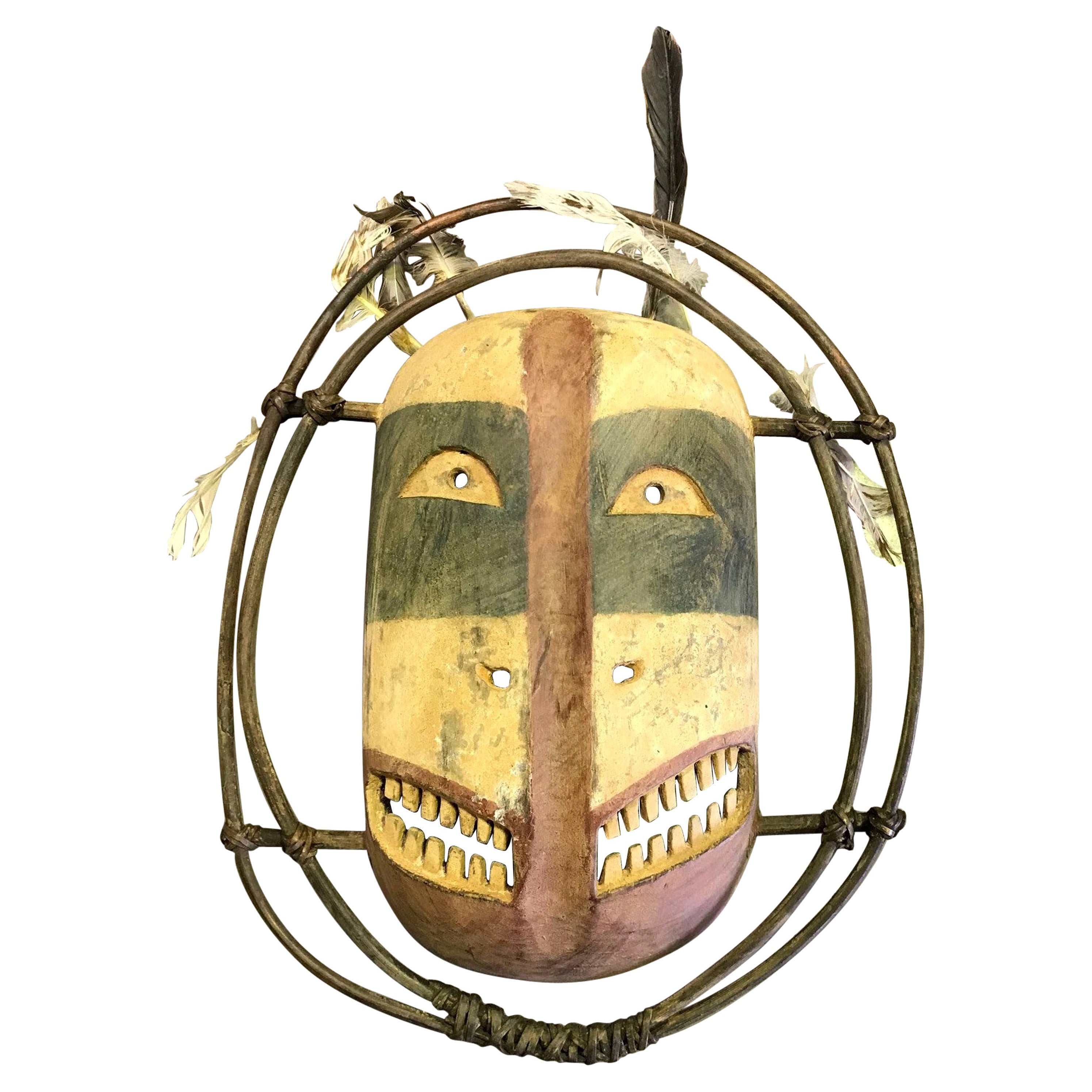 Masque anthropomorphe amérindien en bois polychrome sculpté de l'Alaska Yupik Yup'ik
