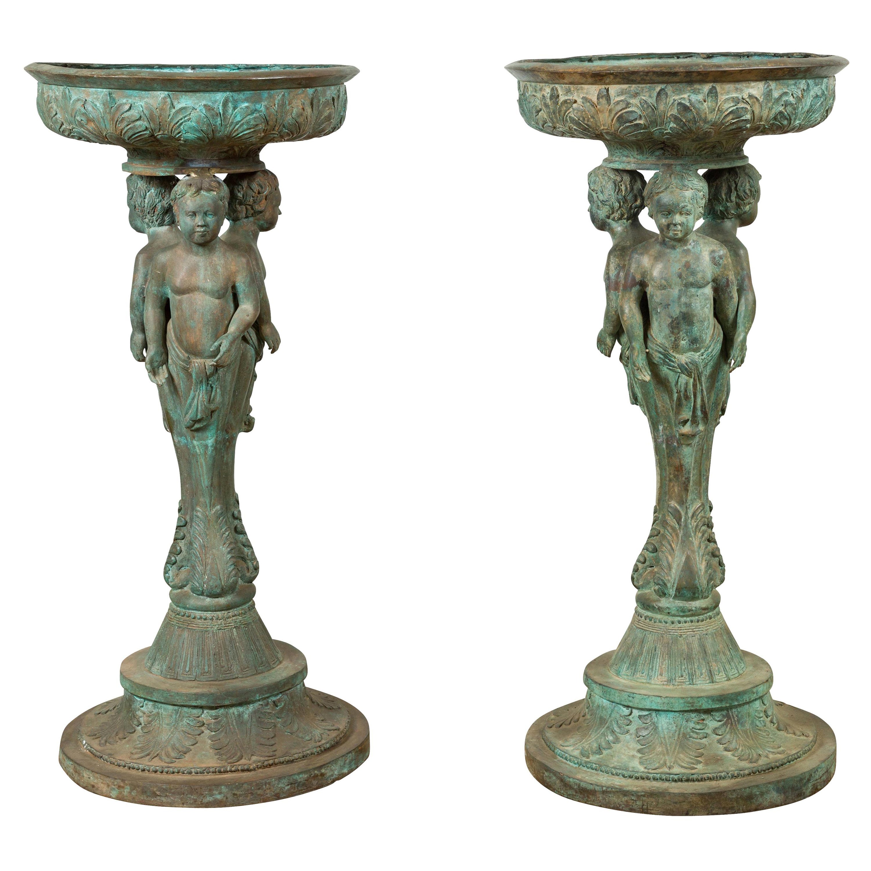 Urne en bronze classique à triple chérubin avec patine vert-de-gris en vente