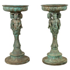 Urne en bronze classique à triple chérubin avec patine vert-de-gris